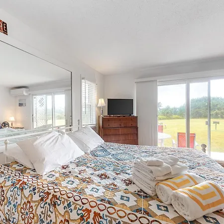 Large Studio With Patio And Pool